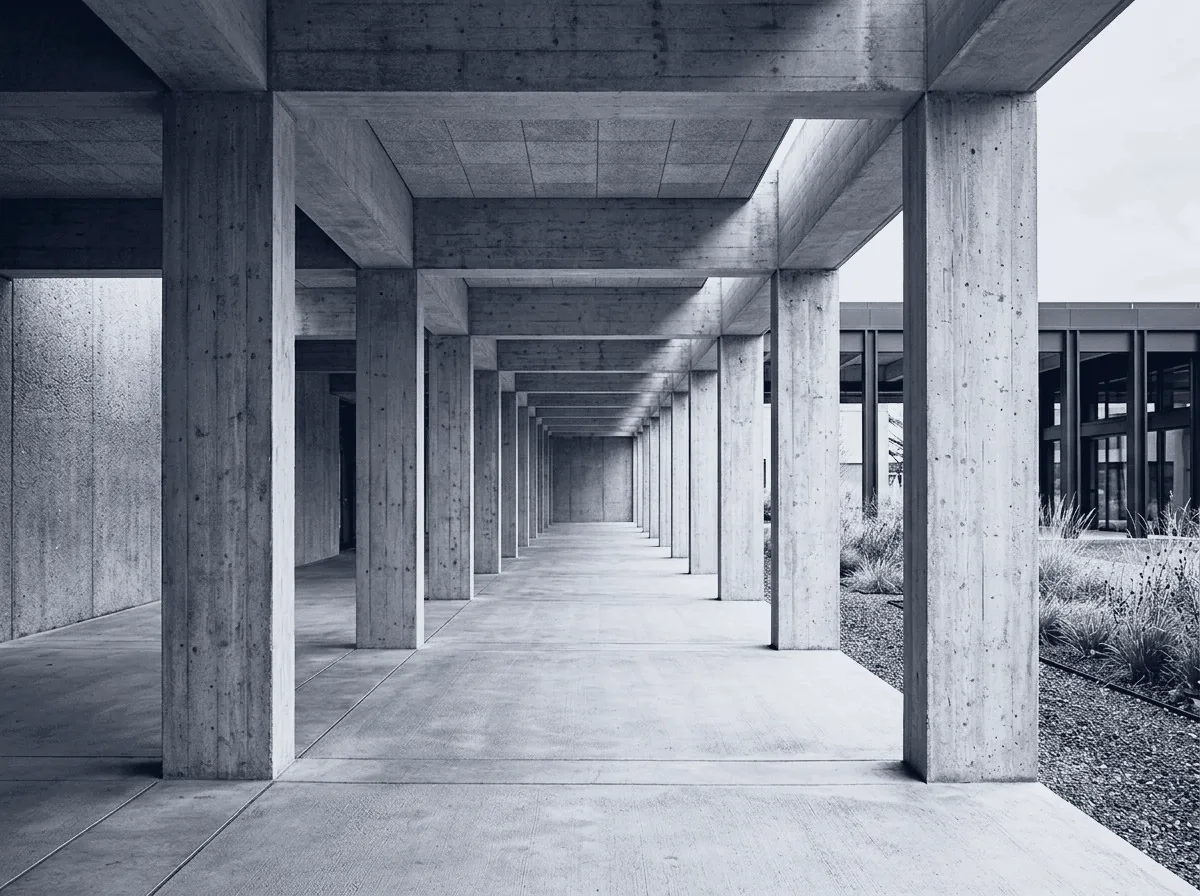 Überdachter Betongang mit gleichmässiger Stützenreihe